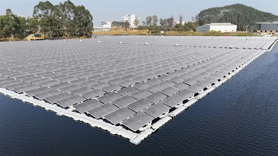 floating solar mounts in reservoir_